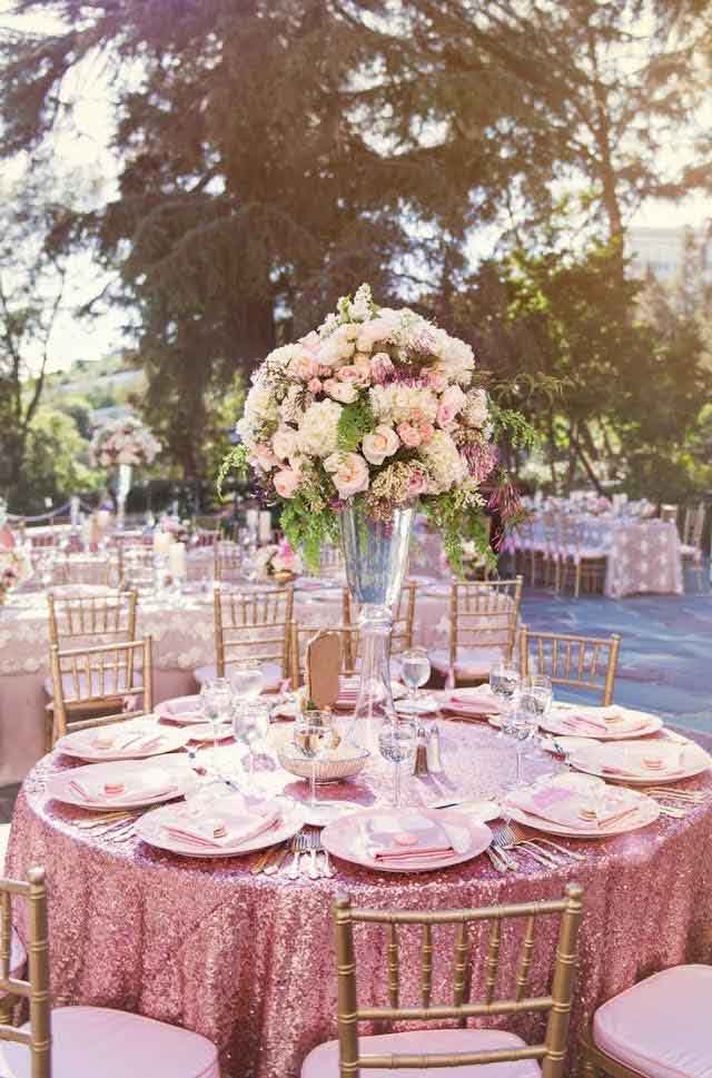 Décoration reception mariage, centre table bouquet de fleurs, decor mariage rose brillant